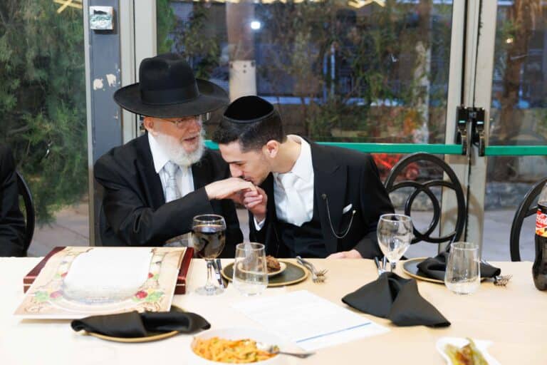 ראש הישיבה השיא את נכדתו והמריא למסע חיזוק