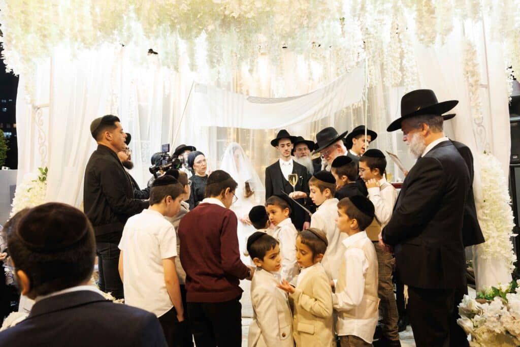 ראש הישיבה השיא את נכדתו והמריא למסע חיזוק
