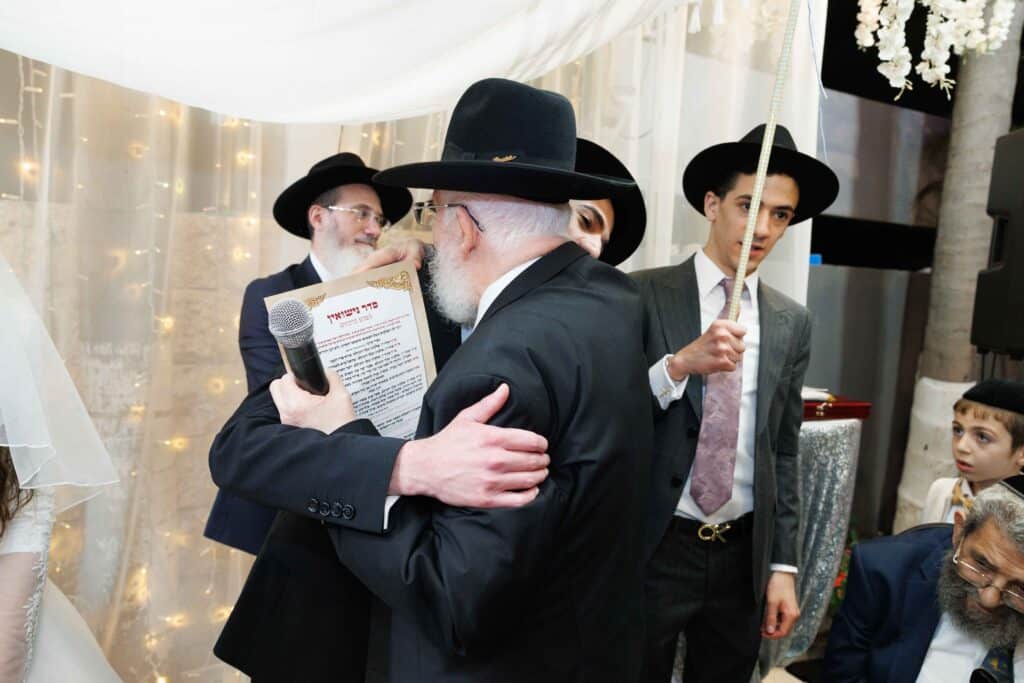 ראש הישיבה השיא את נכדתו והמריא למסע חיזוק
