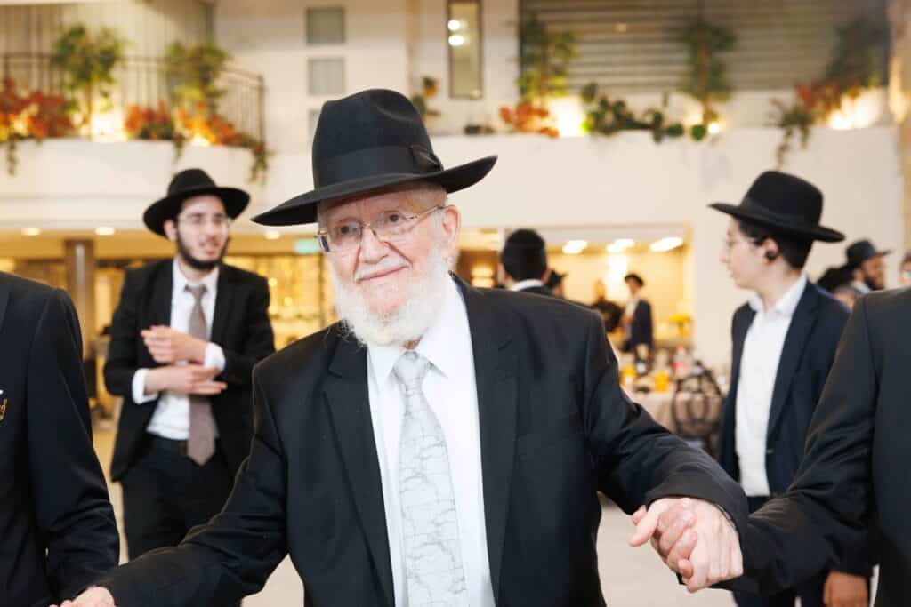 ראש הישיבה השיא את נכדתו והמריא למסע חיזוק