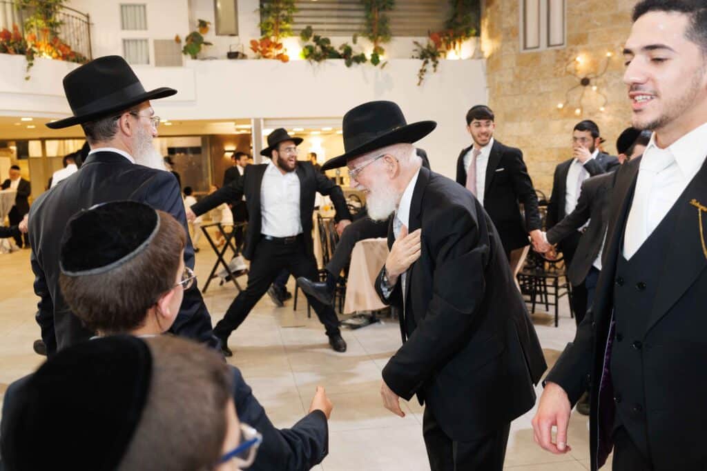 ראש הישיבה השיא את נכדתו והמריא למסע חיזוק