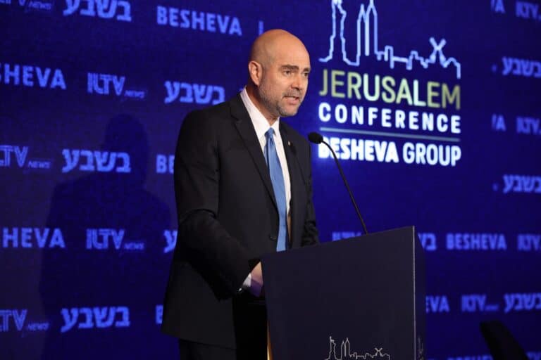 אמיר אוחנה מאשים: "אנטישמיות הפכה למודל עסקי"