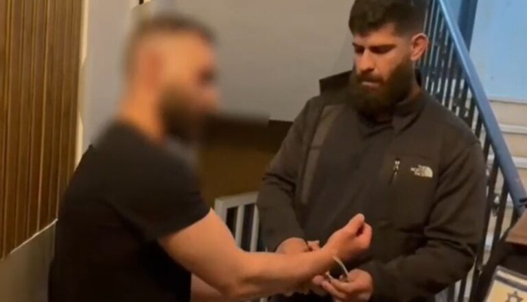 המאבטח שסייע לזרוק אבנים על החרדים – נעצר: צפו