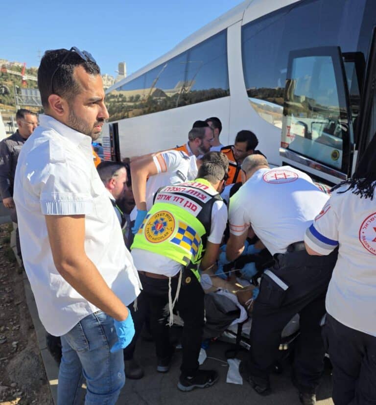 דרמה בירושלים: נהג אוטובוס חש ברע בנסיעה והתמוטט