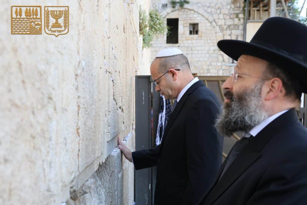 ראש המוסד גופמן בביקור ראשון בכותל - זה מה שהוא כתב