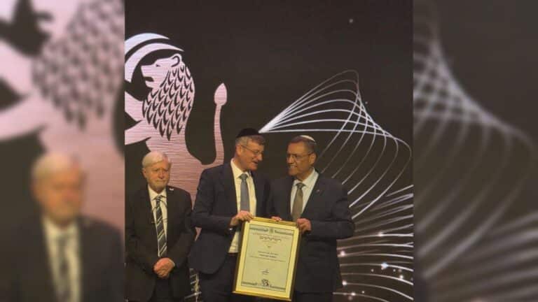 אות ההתנדבות רה"ע ירושלים הוענק ל'מגן לחולה' בראשות הרב בנימין פישר