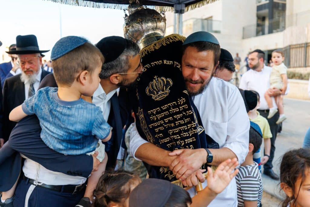 גלריה: הקהילה המאוחדת ברמת שלמה הכניסה ספר תורה