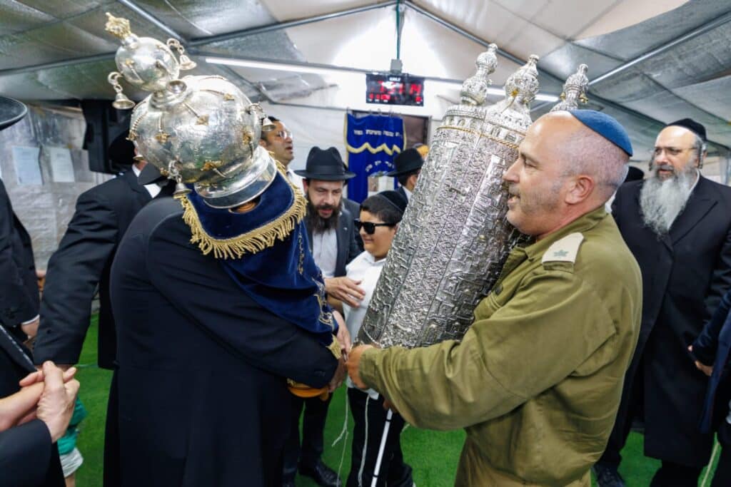 גלריה: הקהילה המאוחדת ברמת שלמה הכניסה ספר תורה