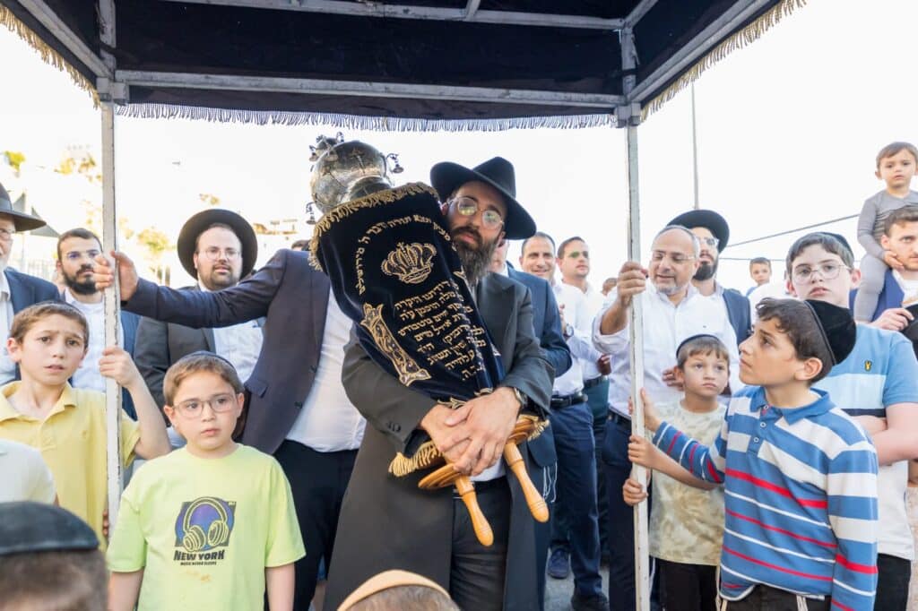 גלריה: הקהילה המאוחדת ברמת שלמה הכניסה ספר תורה
