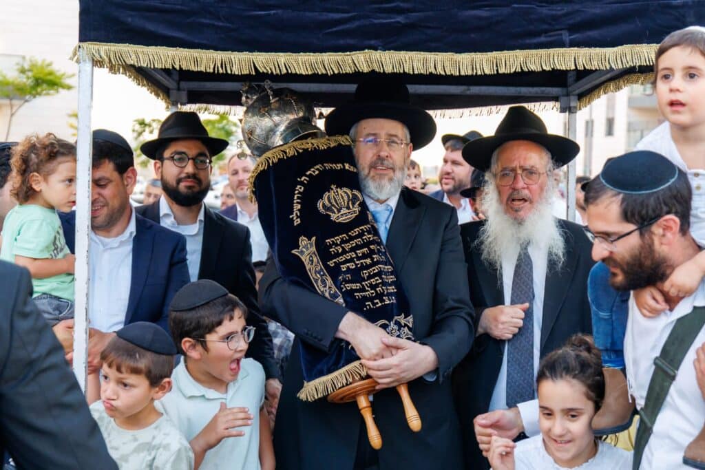 גלריה: הקהילה המאוחדת ברמת שלמה הכניסה ספר תורה