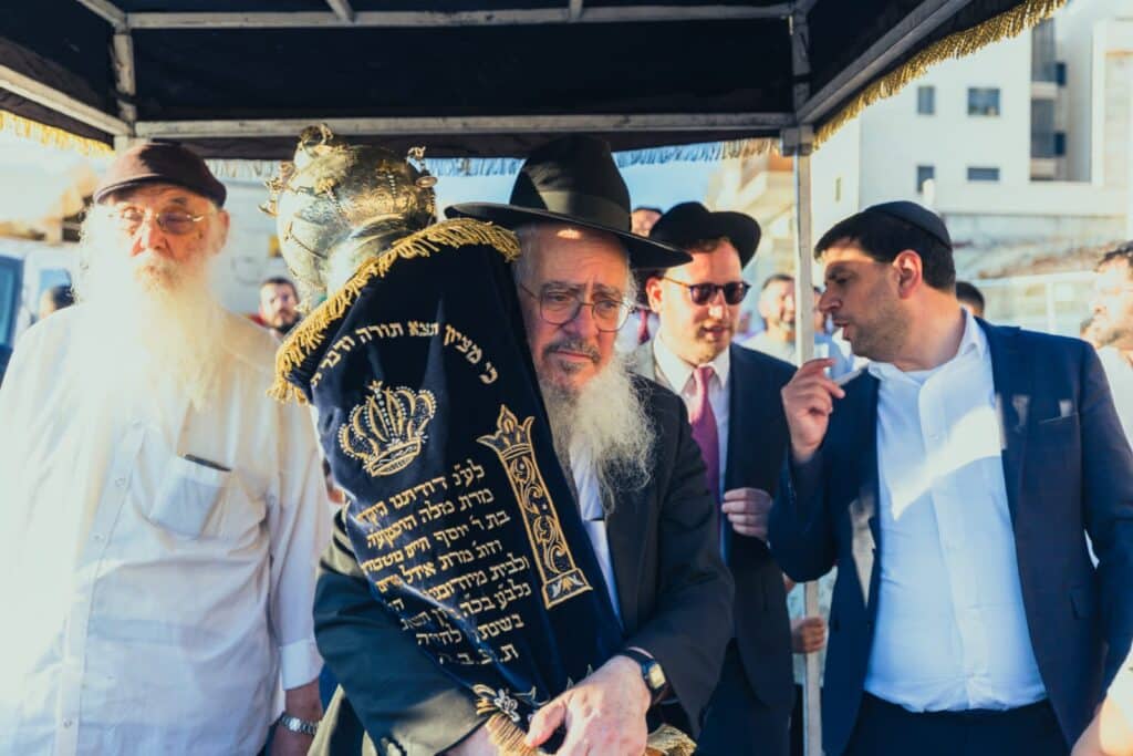 גלריה: הקהילה המאוחדת ברמת שלמה הכניסה ספר תורה