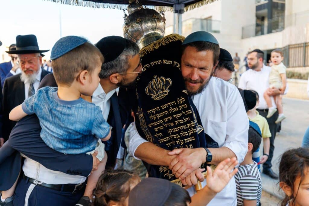 גלריה: הקהילה המאוחדת ברמת שלמה הכניסה ספר תורה