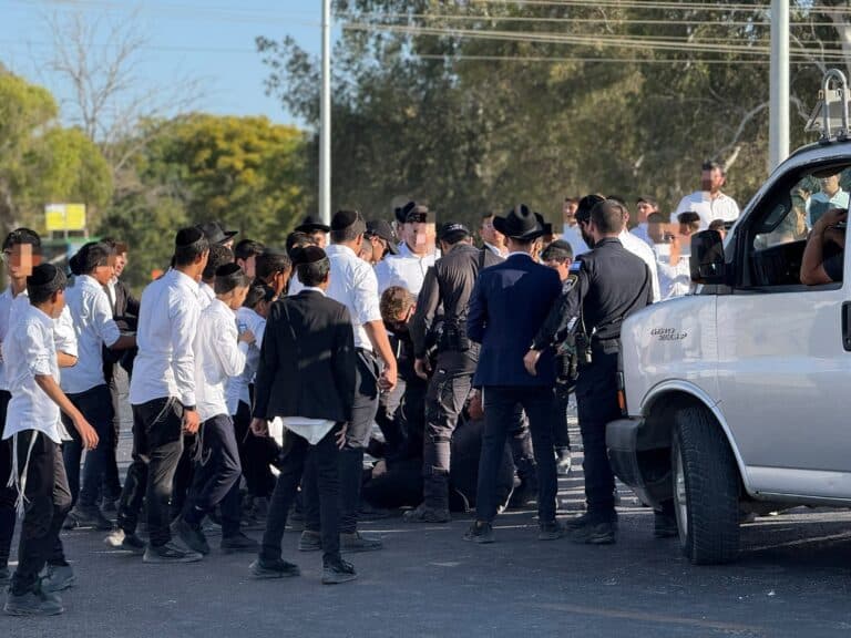 מפגיני הפלג חסמו צמתים ופרצו לשטחי המסילה במחאת ענק