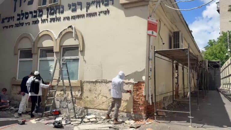השיפוץ בציון רבי נחמן מתעכב – אך החלו עבודות זמניות