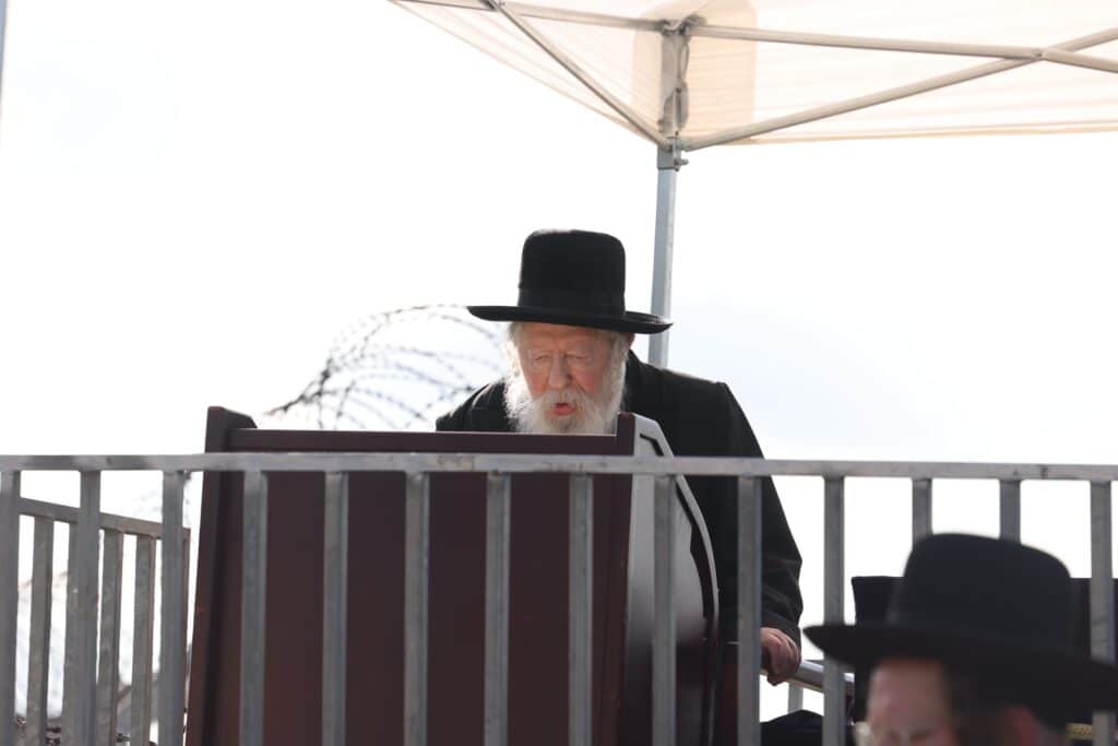 בראשות האדמו"ר מגור: החסידים במחאה מאחורי גדרות התיל