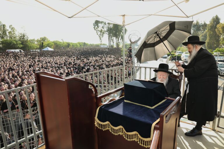 בראשות האדמו"ר מגור: החסידים במחאה מאחורי גדרות התיל