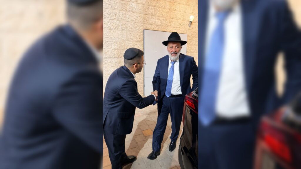 איצקוביץ': הדרמה בבית שמש, התוכי של ראש העיר ואורח בלשכה