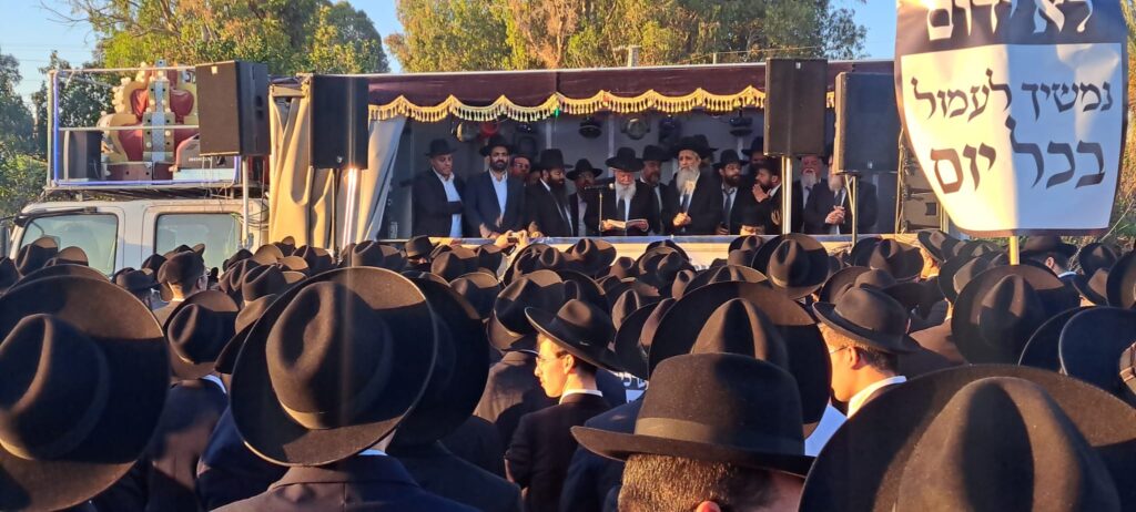 דרמה מחוץ לכלא: עצרת הזעקה נהפכה לריקודים של שמחה
