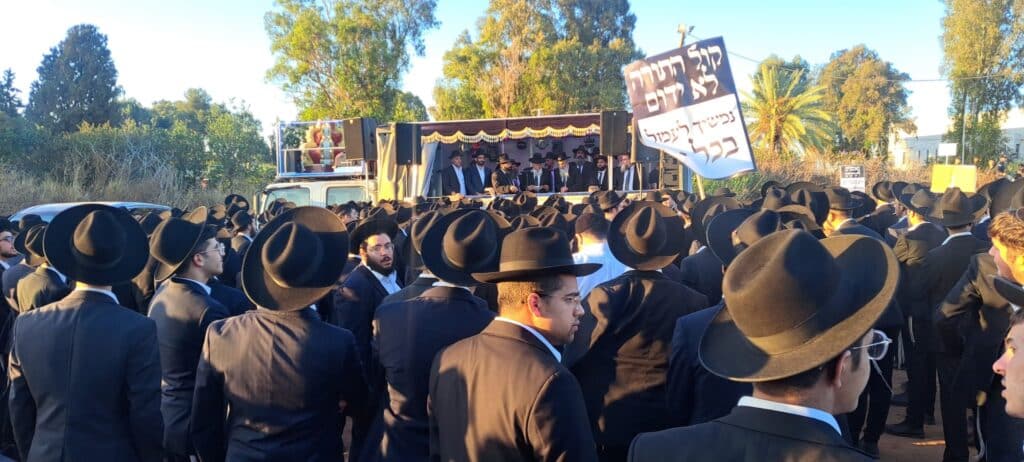 דרמה מחוץ לכלא: עצרת הזעקה נהפכה לריקודים של שמחה