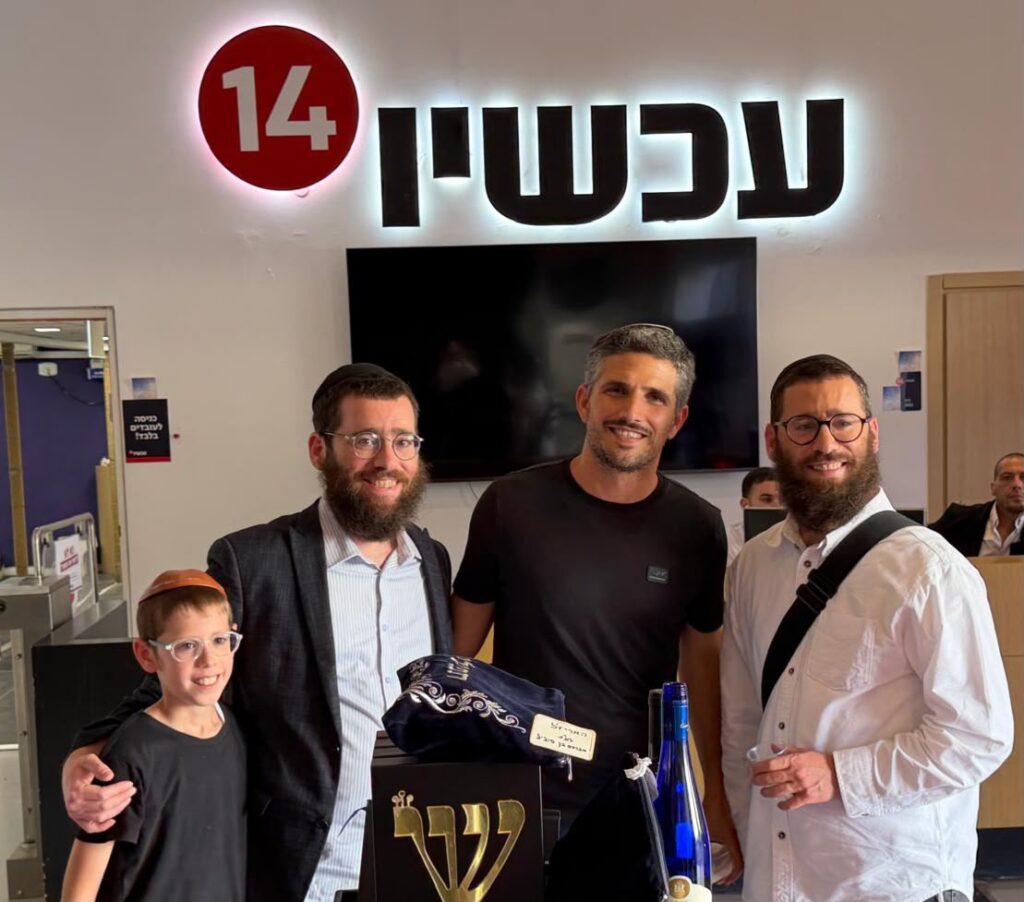 עם המנכ"ל והמגישים הבכירים: היוזמה בלובי של ערוץ 14