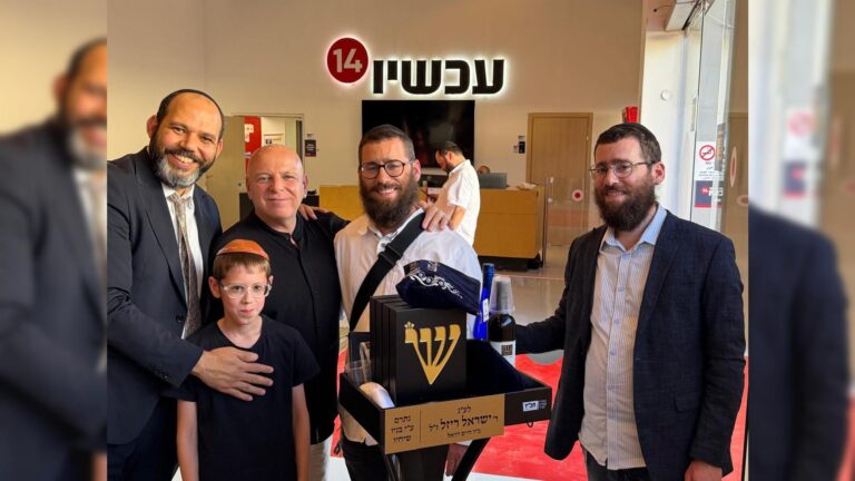 עם המנכ"ל והמגישים הבכירים: היוזמה בלובי של ערוץ 14