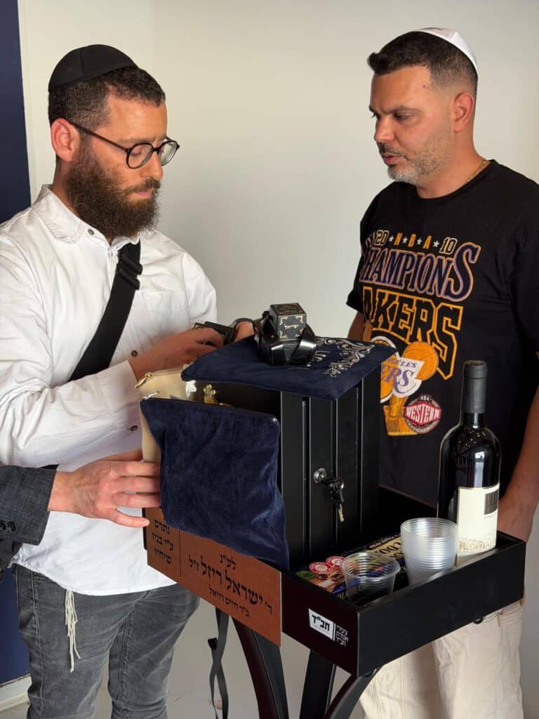 עם המנכ"ל והמגישים הבכירים: היוזמה בלובי של ערוץ 14