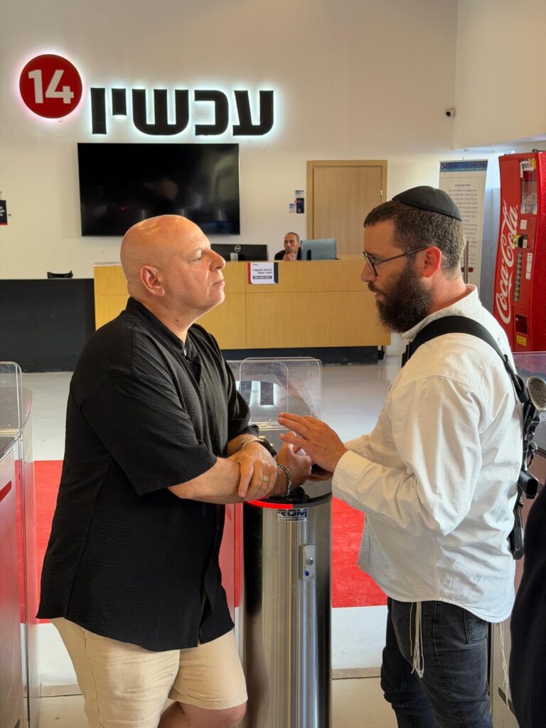 עם המנכ"ל והמגישים הבכירים: היוזמה בלובי של ערוץ 14