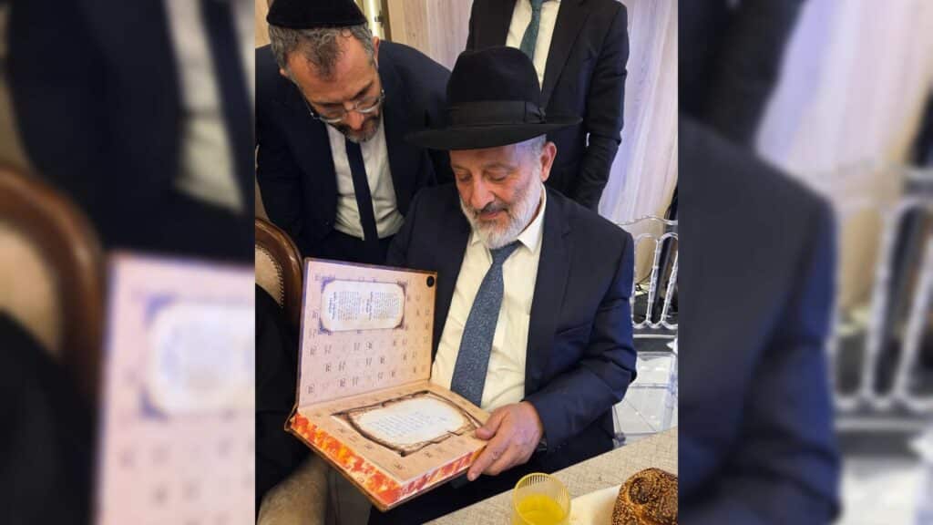 ברקע הדיווחים על מתיחות: ההקדשה של הראשון לציון לדרעי