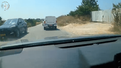 ירי לעבר הגלגלים: צפו במרדף הדרמטי אחר הרכב הגנוב