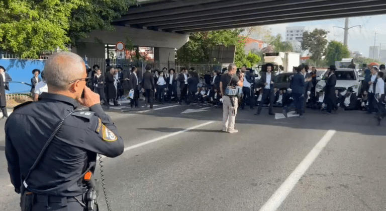 מפגיני הפלג חסמו את כביש 4, המשטרה הגיבה באלימות קשה