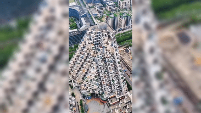 כמו מרפסות סוכה: הבניין הייחודי שמסקרן את המבקרים בסין