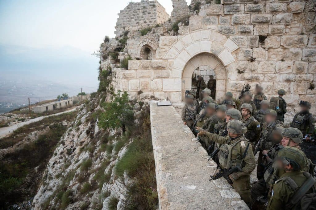 הרמטכ"ל ירד למנהרות בבופור והעביר איום חד ללבנון הרמטכ"ל ירד למנהרות בבופור והעביר איום חד ללבנון