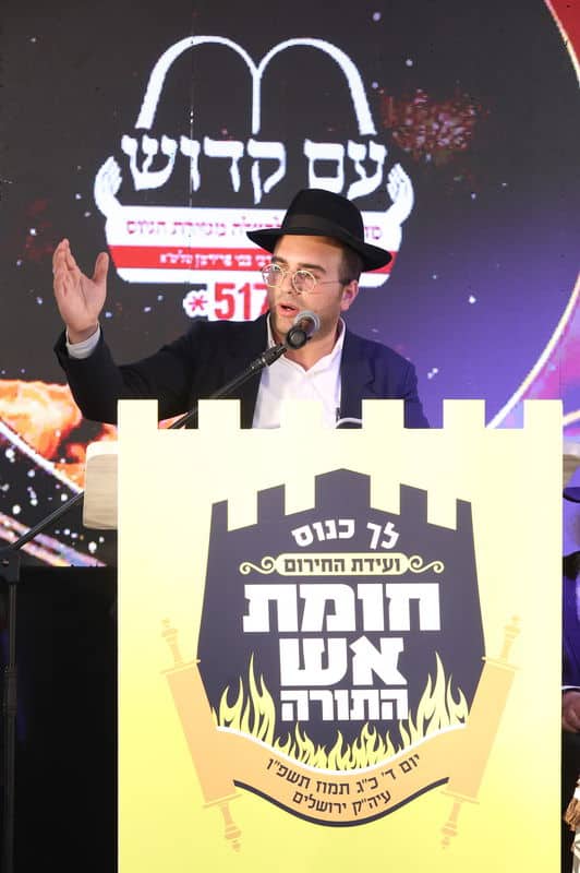 ההמונים רקדו לכבוד אסיר עולם התורה ששב מהכלא ההמונים רקדו לכבוד אסיר עולם התורה ששב מהכלא