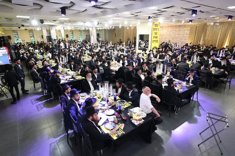 ההמונים רקדו לכבוד אסיר עולם התורה ששב מהכלא ההמונים רקדו לכבוד אסיר עולם התורה ששב מהכלא