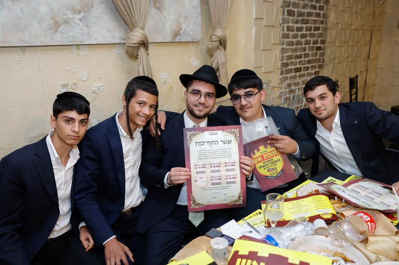 ההמונים רקדו לכבוד אסיר עולם התורה ששב מהכלא ההמונים רקדו לכבוד אסיר עולם התורה ששב מהכלא