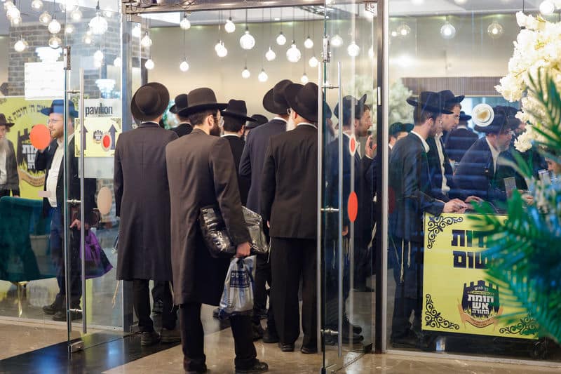 ההמונים רקדו לכבוד אסיר עולם התורה ששב מהכלא ההמונים רקדו לכבוד אסיר עולם התורה ששב מהכלא