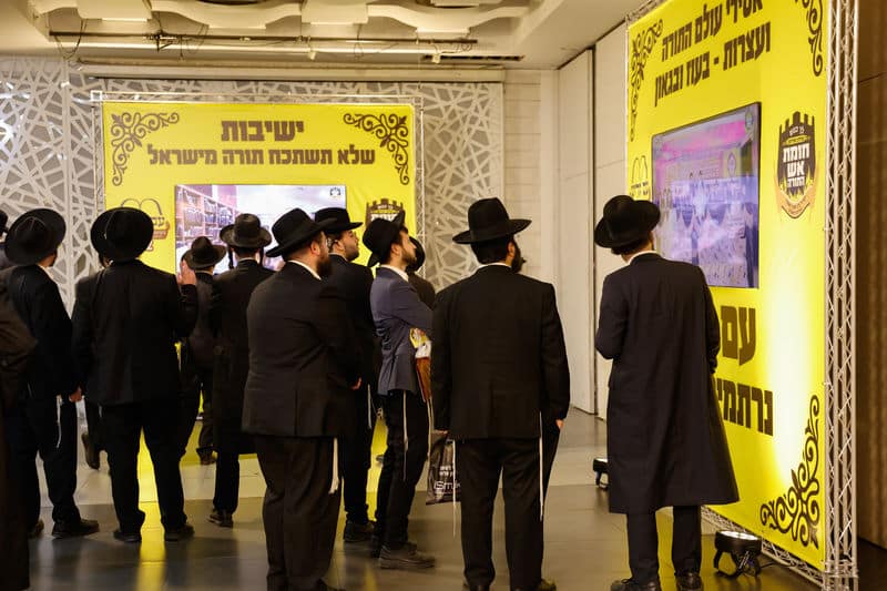 ההמונים רקדו לכבוד אסיר עולם התורה ששב מהכלא ההמונים רקדו לכבוד אסיר עולם התורה ששב מהכלא