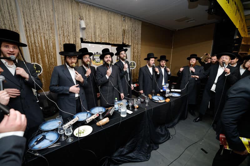 ההמונים רקדו לכבוד אסיר עולם התורה ששב מהכלא ההמונים רקדו לכבוד אסיר עולם התורה ששב מהכלא