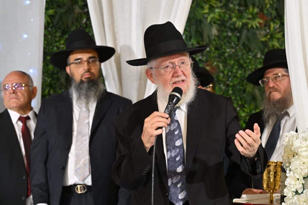 ראש הישיבה הגיע מנתב"ג לחופת נכדתו עם החתן מג'רבא