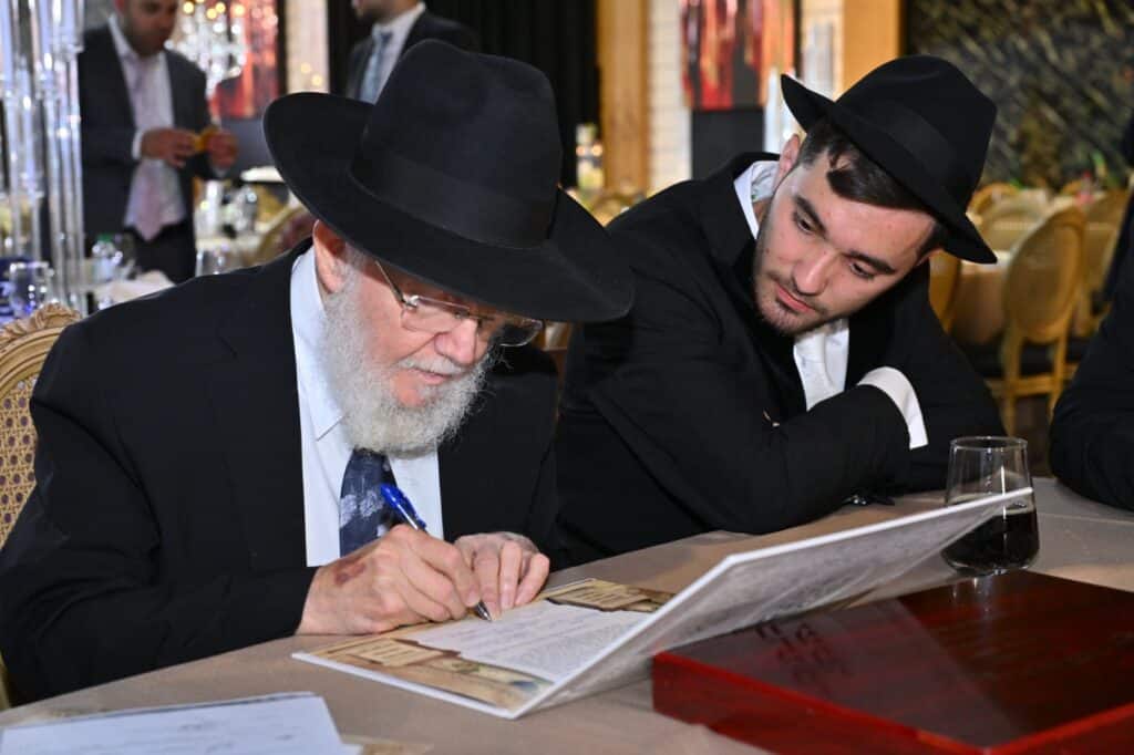 ראש הישיבה הגיע מנתב"ג לחופת נכדתו עם החתן מג'רבא