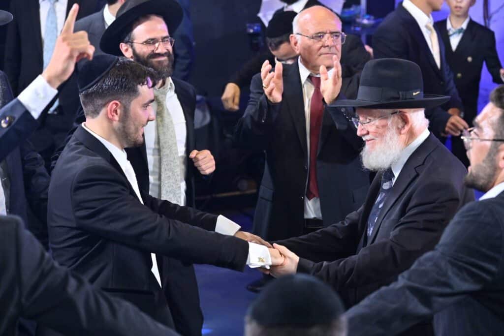 ראש הישיבה הגיע מנתב"ג לחופת נכדתו עם החתן מג'רבא