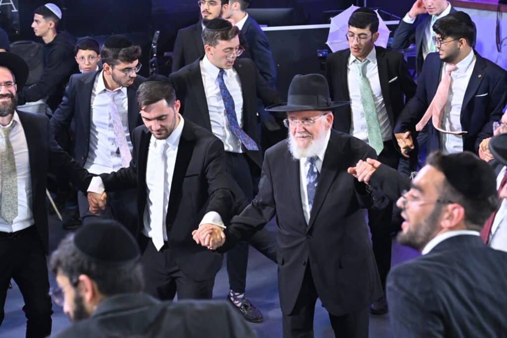 ראש הישיבה הגיע מנתב"ג לחופת נכדתו עם החתן מג'רבא