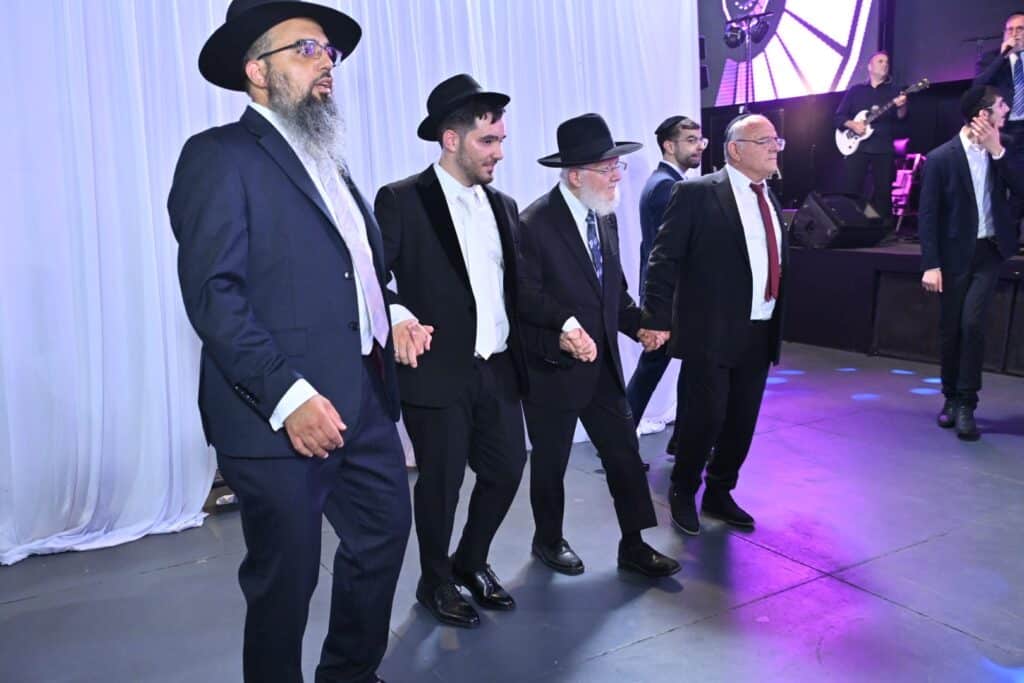 ראש הישיבה הגיע מנתב"ג לחופת נכדתו עם החתן מג'רבא