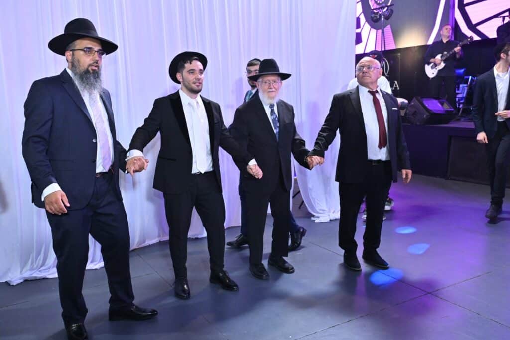 ראש הישיבה הגיע מנתב"ג לחופת נכדתו עם החתן מג'רבא