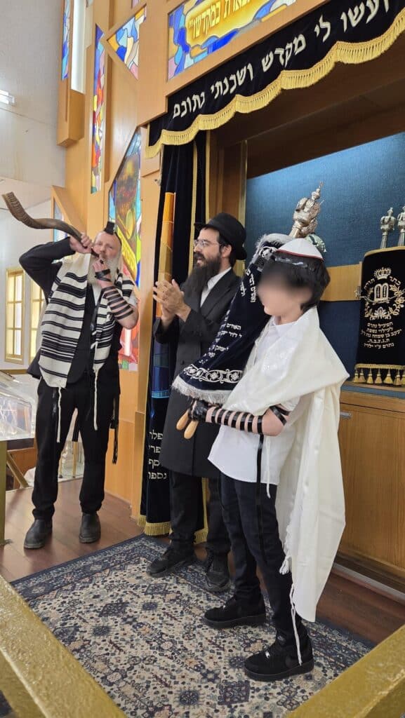 הנער שחולץ מטנזניה עם אמו ואחיו במבצע מורכב של יד לאחים חג בר מצווה כבן חורין הנער שחולץ מטנזניה עם אמו ואחיו במבצע מורכב של יד לאחים חג בר מצווה כבן חורין