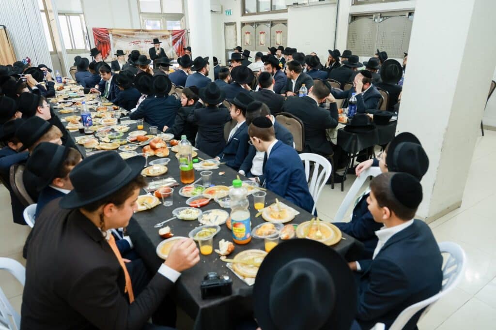 מעמד הסיומים בת"ת 'זכרון מאיר' ע"י תלמידי כיתות ח' מעמד הסיומים בת"ת 'זכרון מאיר' ע"י תלמידי כיתות ח'