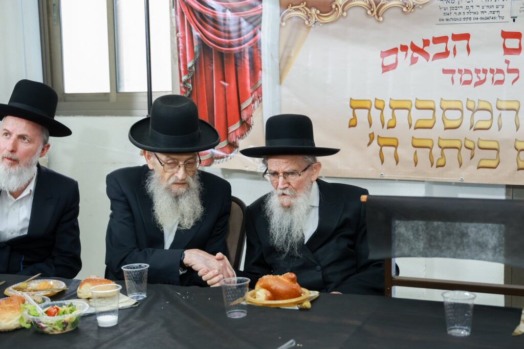 מעמד הסיומים בת"ת 'זכרון מאיר' ע"י תלמידי כיתות ח' מעמד הסיומים בת"ת 'זכרון מאיר' ע"י תלמידי כיתות ח'