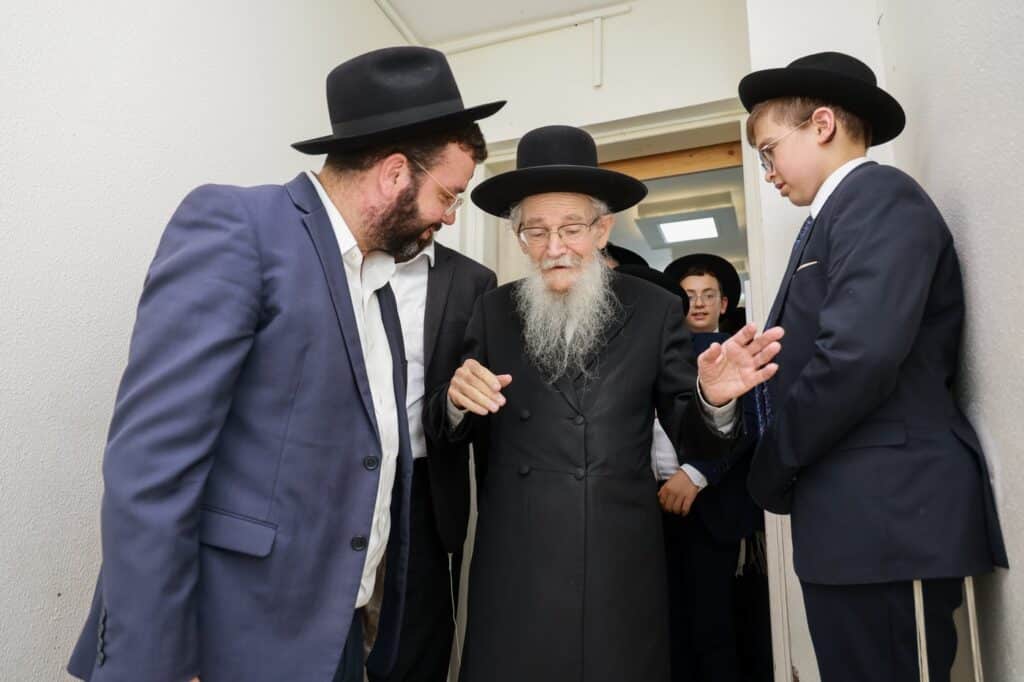 מעמד הסיומים בת"ת 'זכרון מאיר' ע"י תלמידי כיתות ח' מעמד הסיומים בת"ת 'זכרון מאיר' ע"י תלמידי כיתות ח'