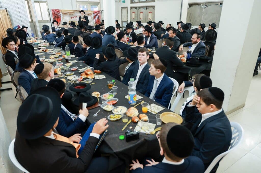 מעמד הסיומים בת"ת 'זכרון מאיר' ע"י תלמידי כיתות ח' מעמד הסיומים בת"ת 'זכרון מאיר' ע"י תלמידי כיתות ח'