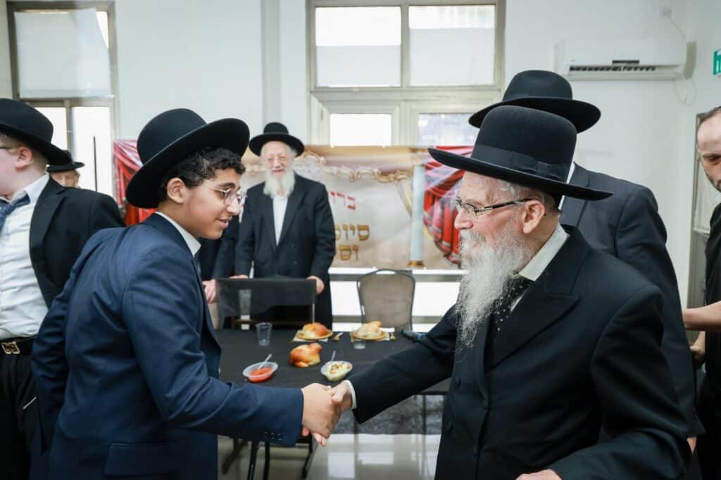 מעמד הסיומים בת"ת 'זכרון מאיר' ע"י תלמידי כיתות ח' מעמד הסיומים בת"ת 'זכרון מאיר' ע"י תלמידי כיתות ח'
